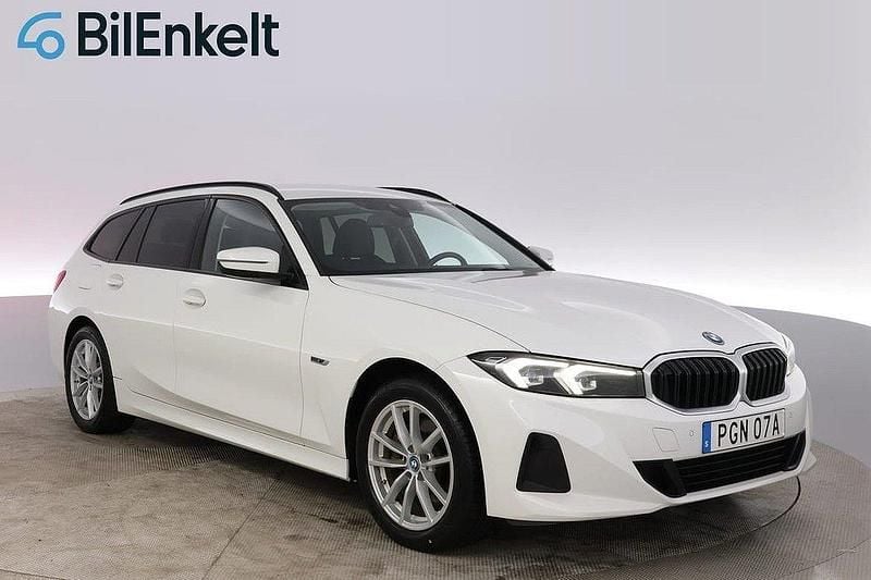 Vit Begagnad 2022 BMW 330e Kombi | 349 900 kr (Marknadspris) - Bild 1/4