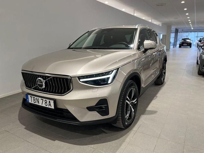 Grå Begagnad 2022 Volvo XC40 Plus SUV | 349 500 kr (Marknadspris) - Bild 1/4