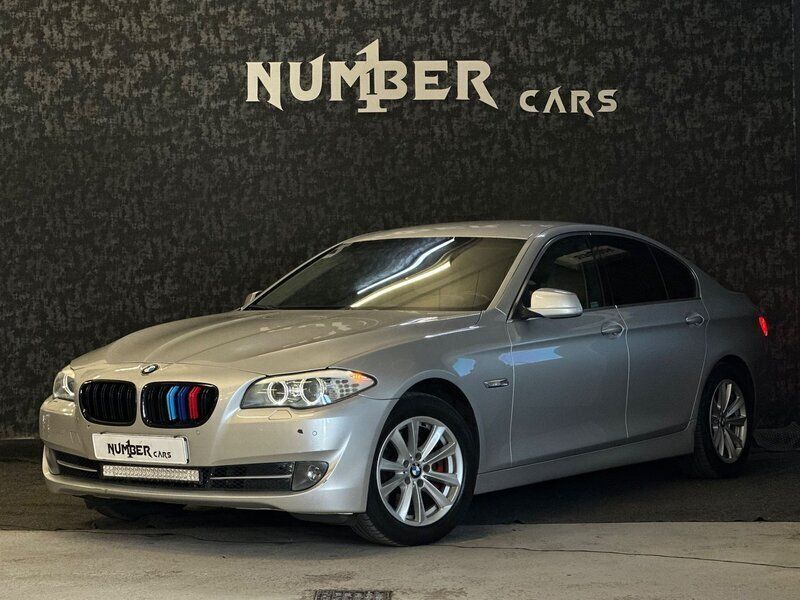 Ljusgrå Begagnad 2011 BMW 520 Sedan | 99 900 kr (Marknadspris) - Bild 1/4