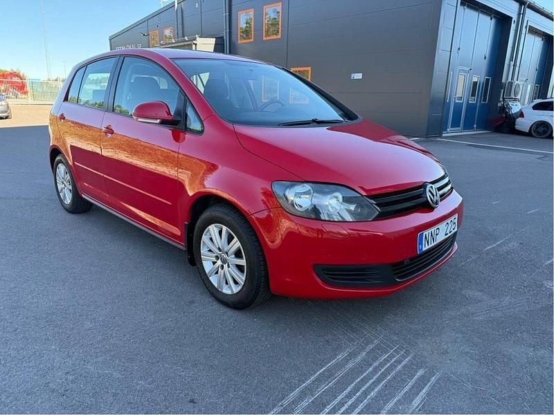 Röd Begagnad 2010 VW Golf Plus Cross Minibuss | 54 900 kr (Marknadspris) - Bild 1/4