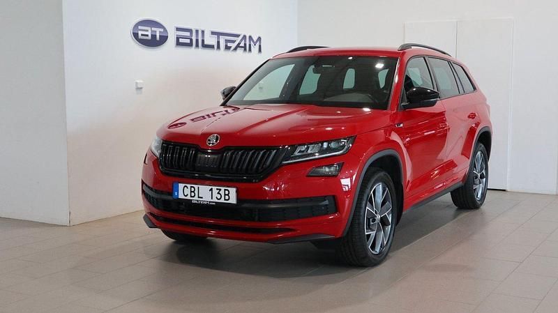 Röd Begagnad 2019 Skoda Kodiaq SportLine SUV | 309 900 kr (Marknadspris) - Bild 1/4