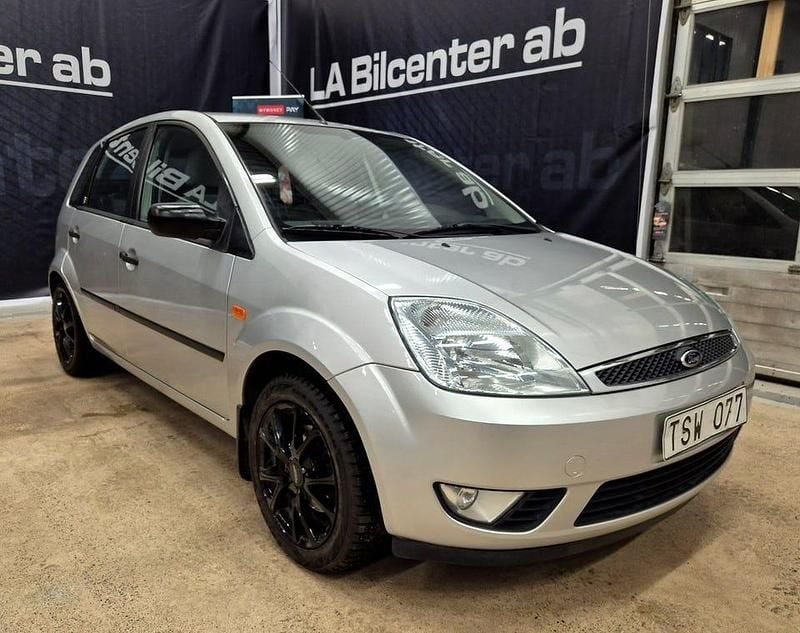 Begagnad Ford Fiesta 80 HK (58 kW) 2002 Ljusgrå Halvkombi