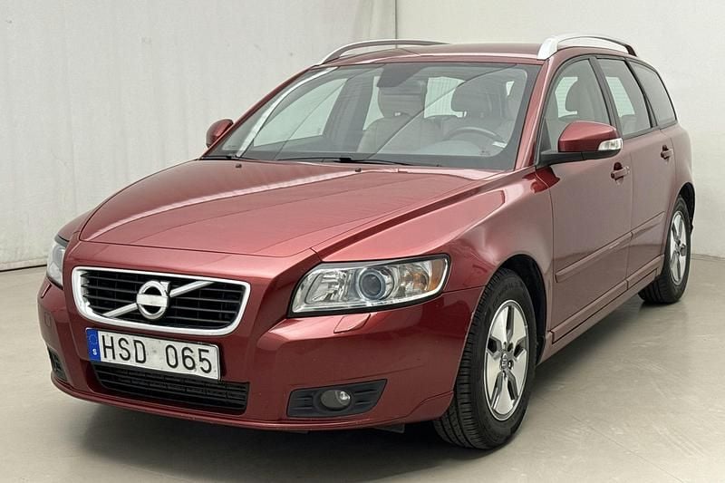 Mörkröd Begagnad 2011 Volvo V50 Summum Kombi | 35 000 kr (Superpris) - Bild 1/4