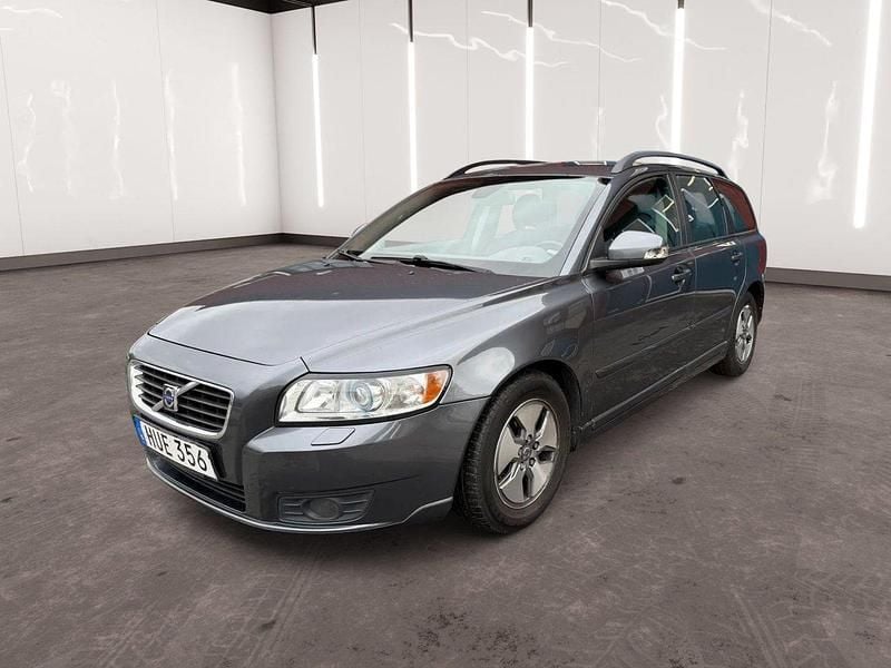 Grå Begagnad 2010 Volvo V50 Momentum Kombi | 47 900 kr (Marknadspris) - Bild 1/4