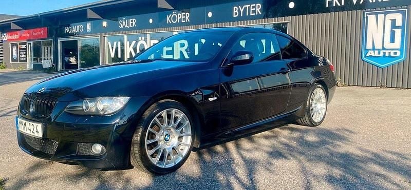 Svart Begagnad 2010 BMW 325 Comfort Edition Sportkupé | 154 900 kr (Dyr) - Bild 1/4