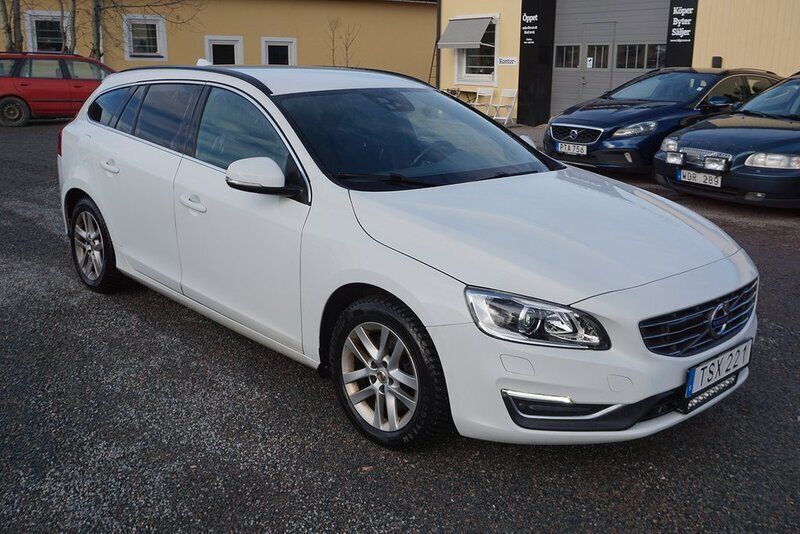 Vit Begagnad 2018 Volvo V60 Momentum Kombi | 149 900 kr - Bild 1/4