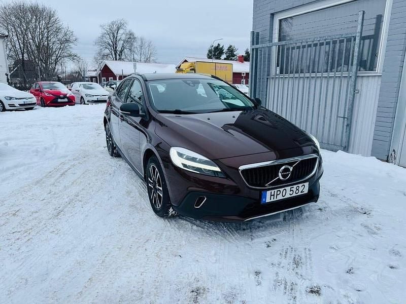 Brun metallic Begagnad 2018 Volvo V40 CC Momentum Kombi | 159 900 kr (Marknadspris) - Bild 1/4