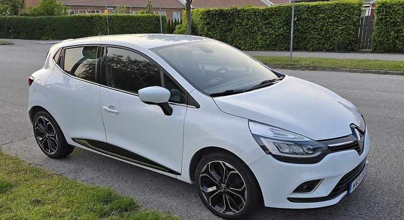 Vit Begagnad 2017 Renault Clio IV Intens Halvkombi | 73 900 kr (Marknadspris) - Bild 1/4