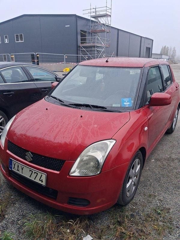 Röd Begagnad 2005 Suzuki Swift Halvkombi | 24 500 kr (Dyr) - Bild 1/4