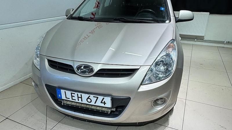 Begagnad Hyundai i20 Select 78 HK (57 kW) 2010 Silver Halvkombi