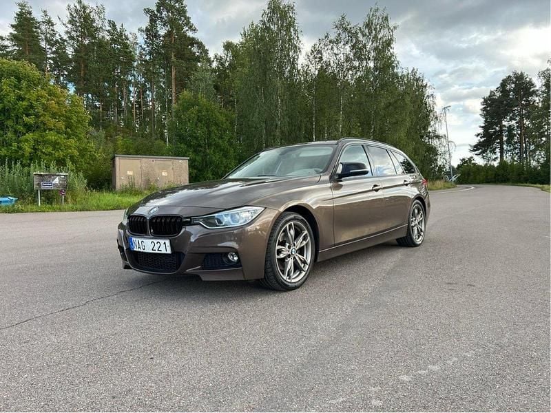 Brun Begagnad 2013 BMW 320 Comfort Edition Kombi | 122 000 kr (Marknadspris) - Bild 1/4