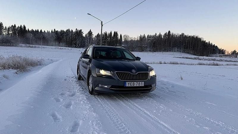 Grå Begagnad 2016 Skoda Superb LAURIN & KLEMENT Kombi | 179 500 kr (Marknadspris) - Bild 1/4