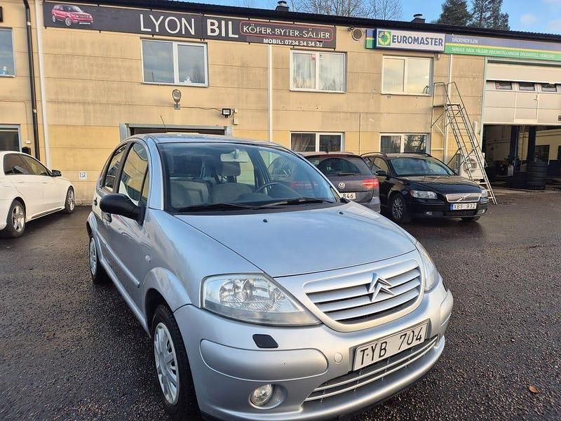 Silver Begagnad 2003 Citroën C3 Halvkombi | 24 900 kr (Marknadspris) - Bild 1/4