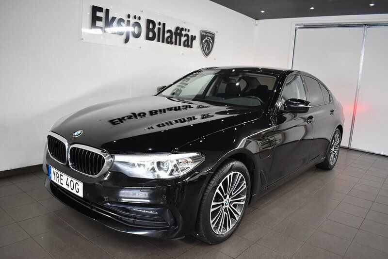 Svart Begagnad 2019 BMW 530e iPerformance Sedan | 249 500 kr (Bra pris) - Bild 1/4