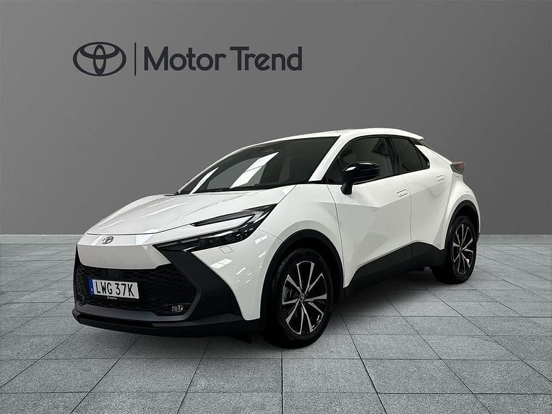 Vit Begagnad 2025 Toyota C-HR Style SUV | 364 900 kr (Marknadspris) - Bild 1/3
