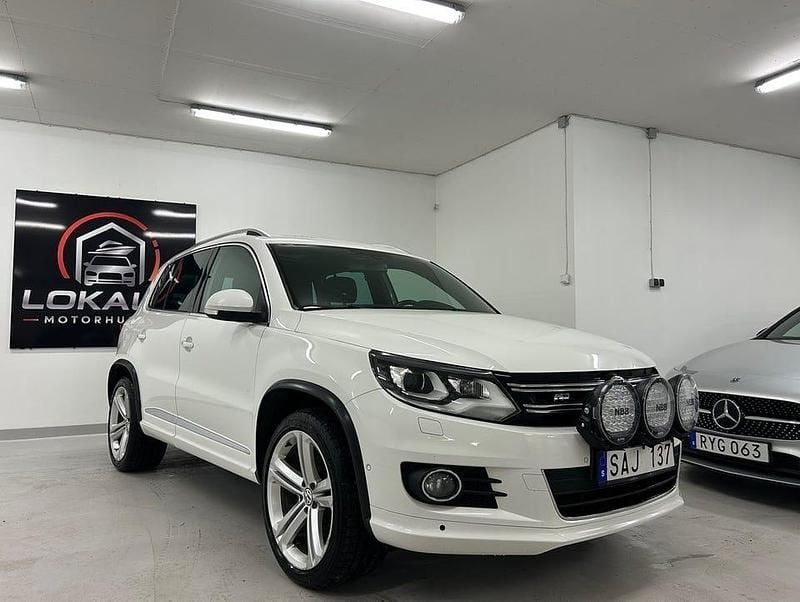 Vit Begagnad 2013 VW Tiguan R-line SUV | 109 900 kr (Marknadspris) - Bild 1/4