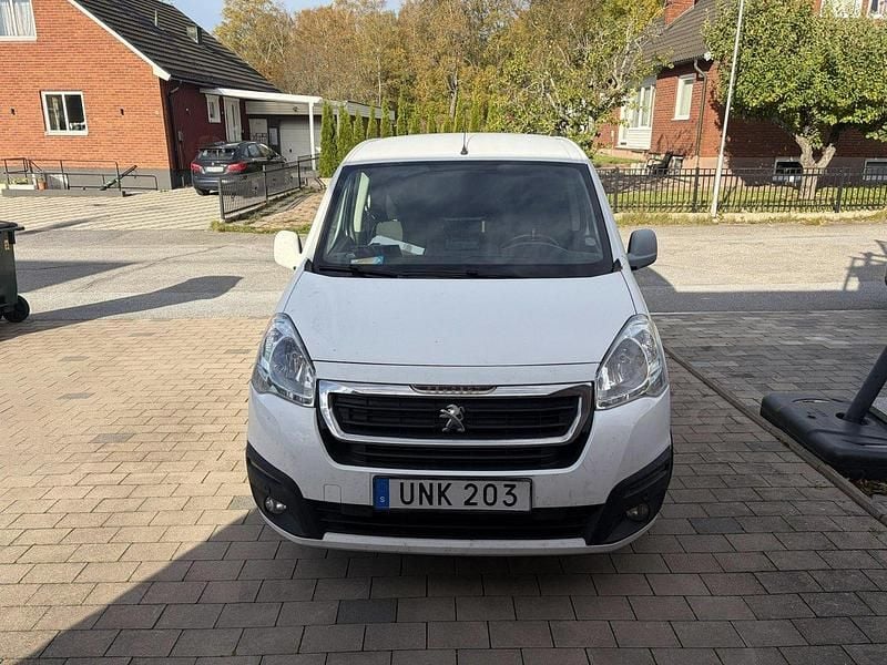Vit Begagnad 2018 Peugeot Partner Minibuss | 112 000 kr (Marknadspris) - Bild 1/4