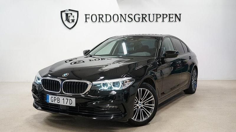 Svart Begagnad 2020 BMW 530e iPerformance Sedan | 319 800 kr (Bra pris) - Bild 1/4