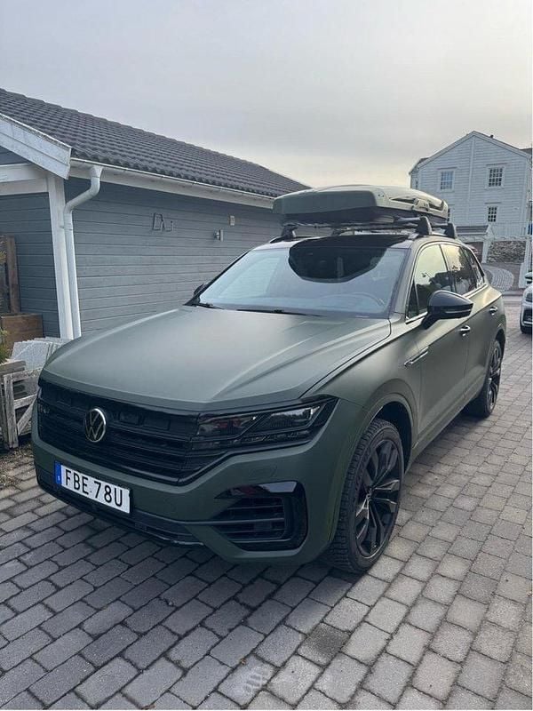 Svart Begagnad 2021 VW Touareg SUV | 529 000 kr (Marknadspris) - Bild 1/4