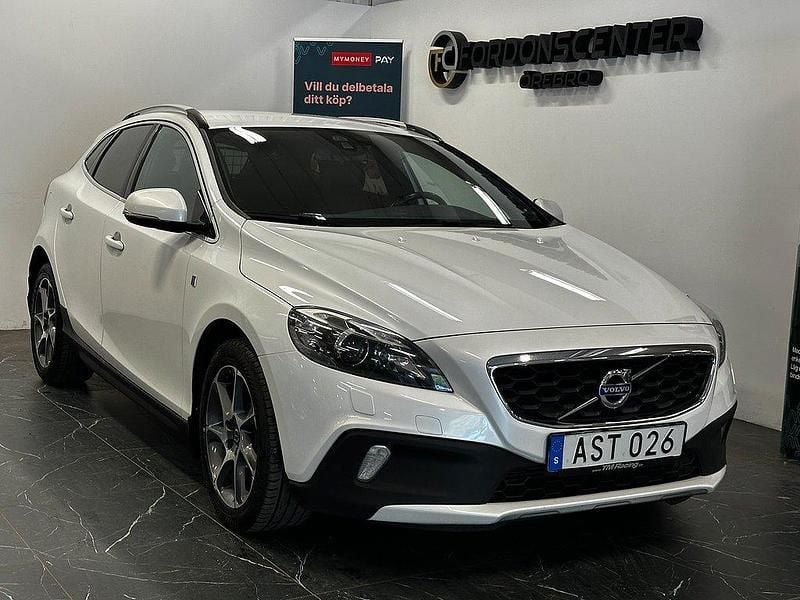 Vit Begagnad 2015 Volvo V40 CC Ocean Race Kombi | 139 900 kr (Marknadspris) - Bild 1/4
