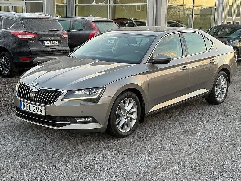 Ljusbrun Begagnad 2015 Skoda Superb Style Halvkombi | 139 800 kr (Lite dyr) - Bild 1/4