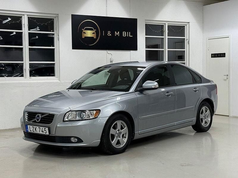 Silver Begagnad 2011 Volvo S40 Standard Sedan | 69 900 kr (Marknadspris) - Bild 1/4