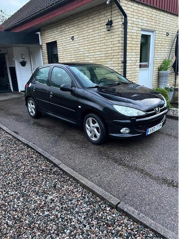 Svart Begagnad 2007 Peugeot 206 Sport Halvkombi | 9 000 kr (Marknadspris) - Bild 1/2