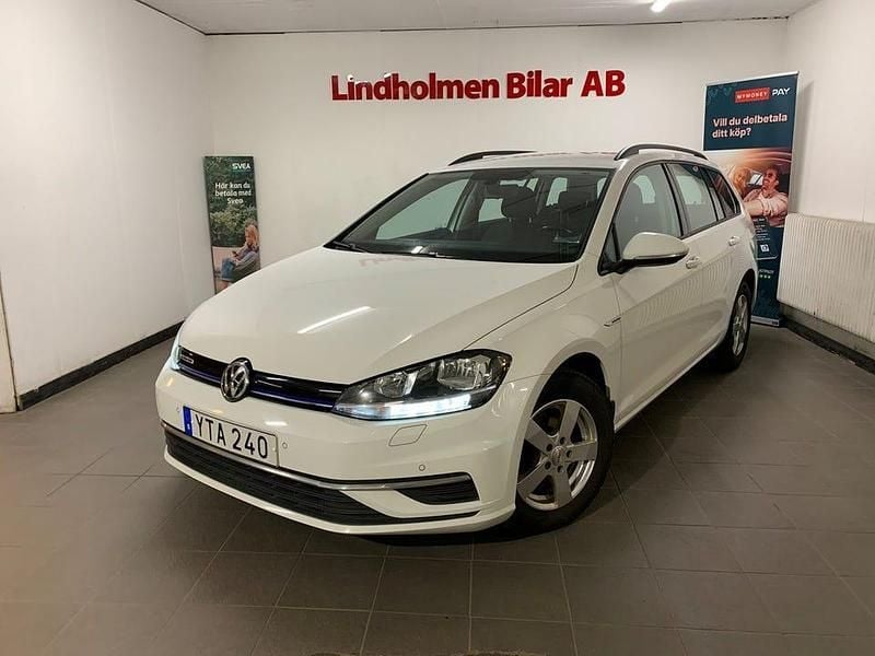 Vit Begagnad 2018 VW Golf VII Kombi | 138 900 kr (Marknadspris) - Bild 1/4