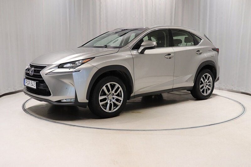 Ljusgrå Begagnad 2017 Lexus NX300h SUV | 219 900 kr (Bra pris) - Bild 1/4