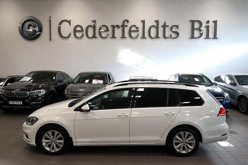 Vit Begagnad 2017 VW Golf VII Kombi | 159 900 kr (Marknadspris) - Bild 1/4