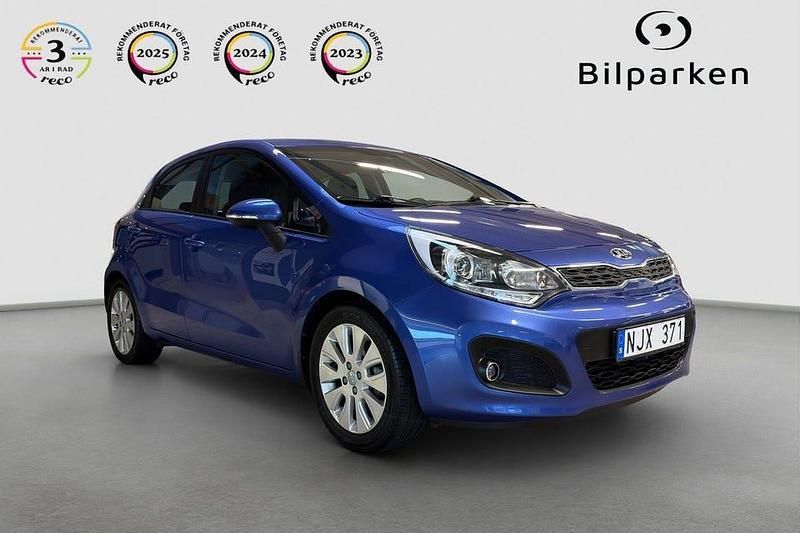 Blå Begagnad 2013 Kia Rio Halvkombi | 104 990 kr (Marknadspris) - Bild 1/4