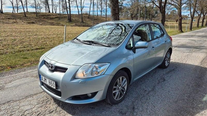 Begagnad Toyota Auris 124 HK (91 kW) 2008 Grå Halvkombi