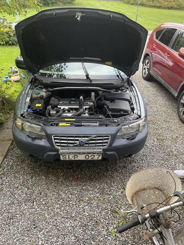 Grön Begagnad 2001 Volvo XC70 SUV | 47 500 kr - Bild 1/4