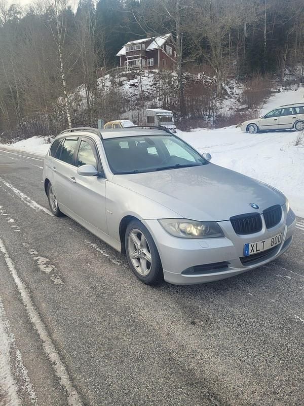 Begagnad BMW 325 218 HK (160 kW) 2006 Grå Kombi