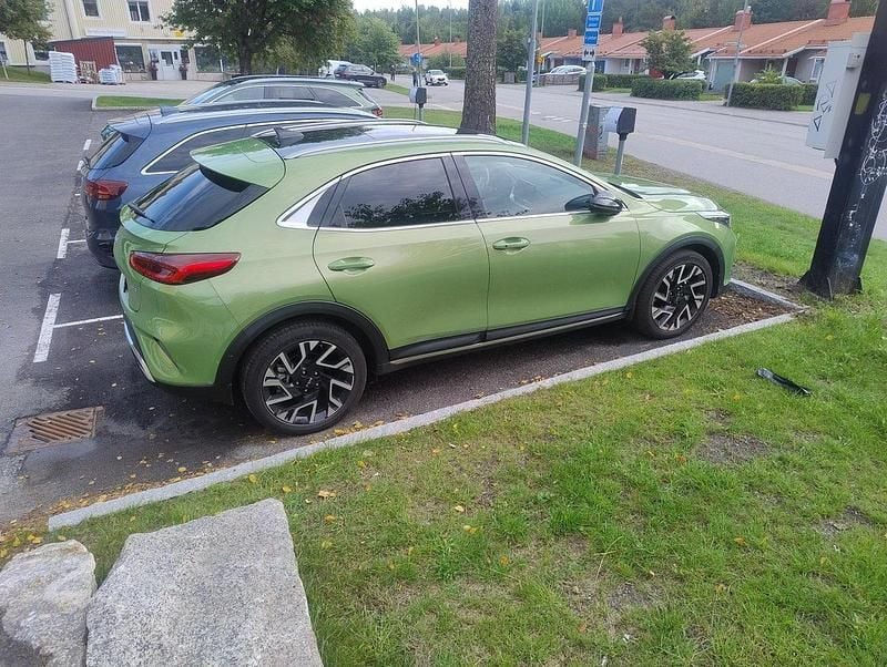 Grön Begagnad 2024 Kia XCeed Advance SUV | 339 900 kr (Marknadspris) - Bild 1/4
