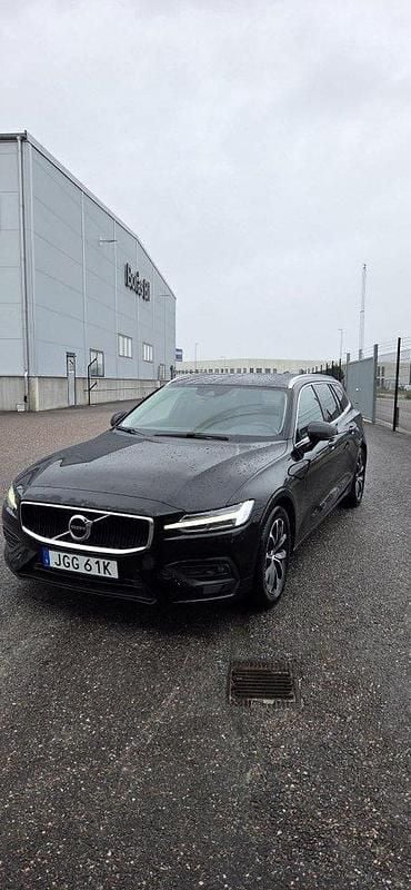 Svart Begagnad 2021 Volvo V60 Momentum Kombi | 245 000 kr (Bra pris) - Bild 1/4