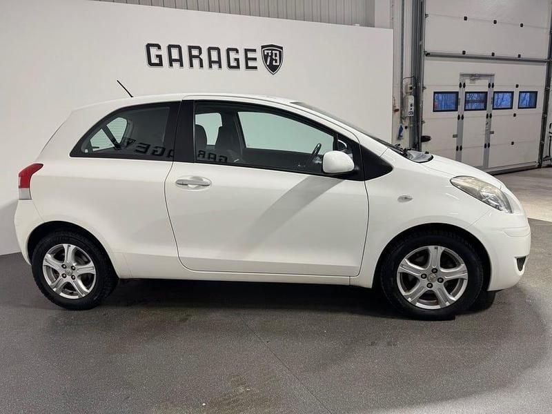 Begagnad Toyota Yaris 99 HK (72 kW) 2011 Vit Halvkombi