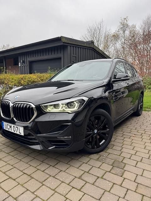 Svart Begagnad 2021 BMW X1 SUV | 275 000 kr (Superpris) - Bild 1/4