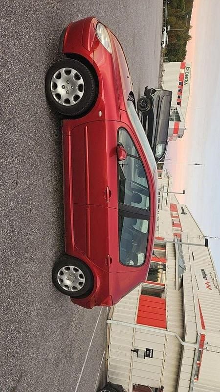 Röd Begagnad 2005 Peugeot 307 Halvkombi | 25 000 kr (Marknadspris) - Bild 1/4