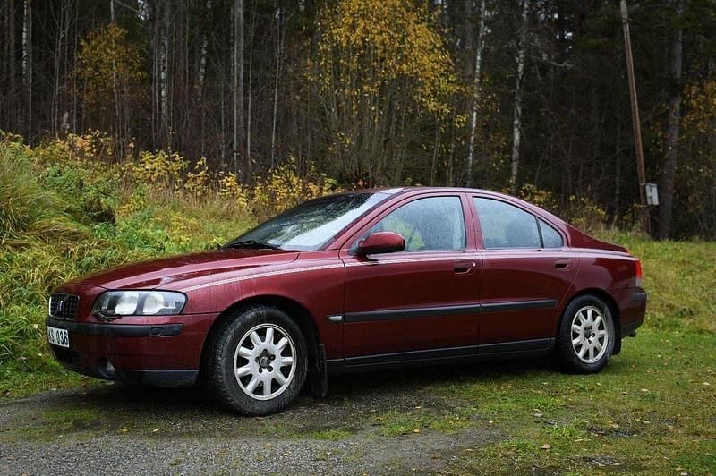 Röd Begagnad 2001 Volvo S60 Sedan | 20 000 kr (Superpris) - Bild 1/3