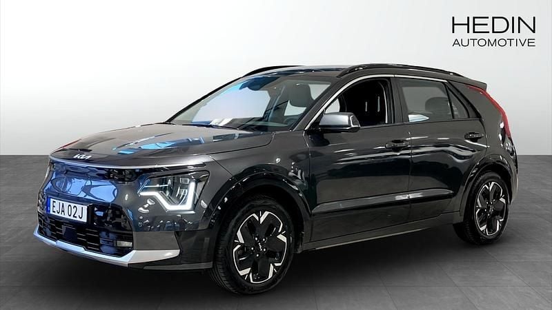 Grå Begagnad 2022 Kia e-Niro SUV | 299 900 kr (Marknadspris) - Bild 1/4