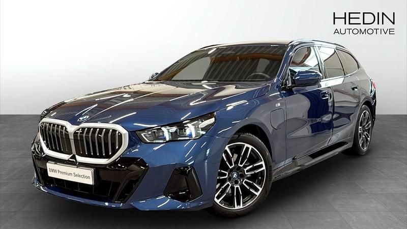 Blå (blue) Begagnad 2025 BMW 530e M Sport Kombi | 648 700 kr (Superpris) - Bild 1/4