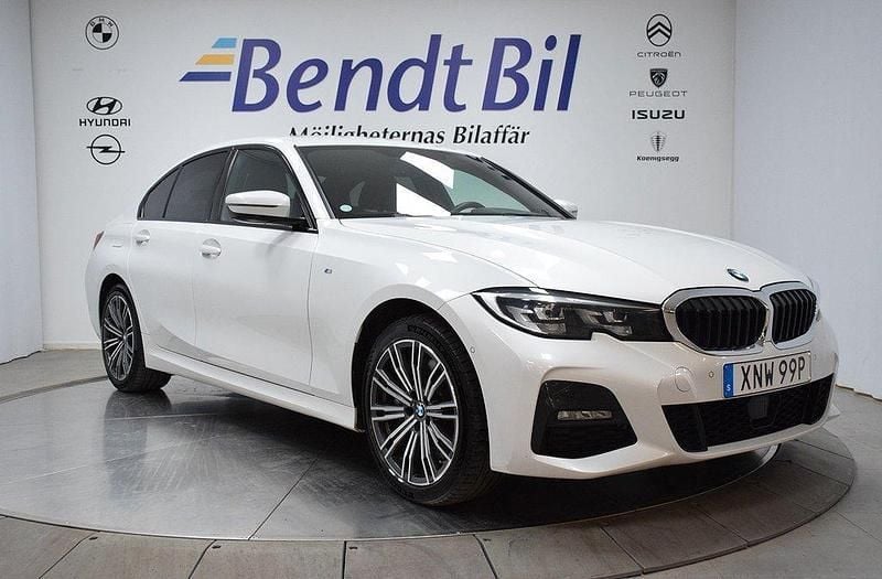 Mineralvitmetallic Begagnad 2021 BMW 330e M Sport Sedan | 294 500 kr (Bra pris) - Bild 1/3