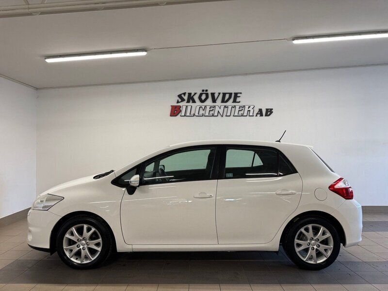 Vit Begagnad 2011 Toyota Auris Halvkombi | 87 500 kr (Lite dyr) - Bild 1/4
