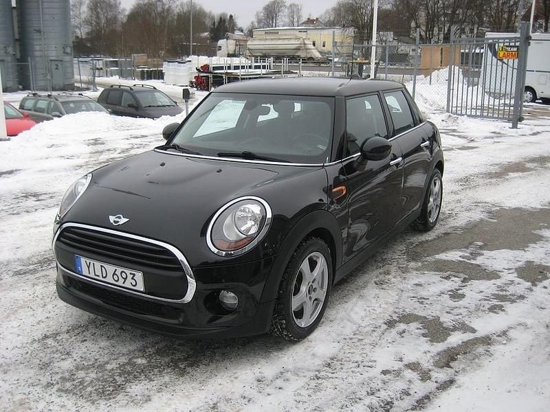 Begagnad Mini ONE Pepper 102 HK (75 kW) 2017 Svart Halvkombi