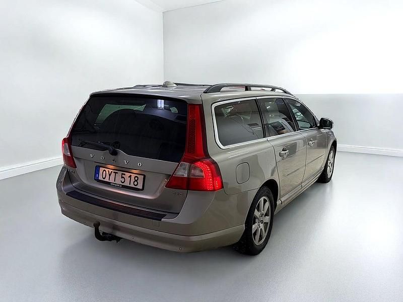 Begagnad Volvo V70 Momentum 175 HK (128 kW) 2009 Brun Kombi