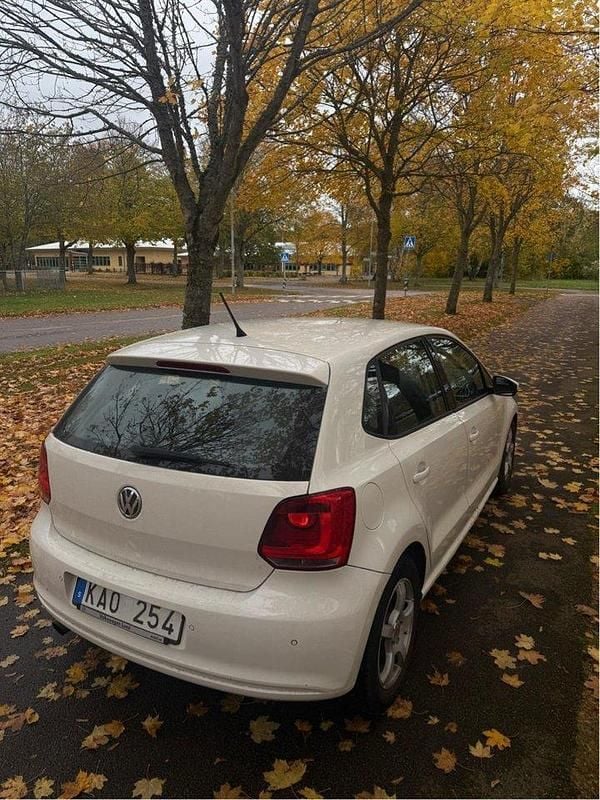 Vit Begagnad 2010 VW Polo Halvkombi | 64 900 kr (Marknadspris) - Bild 1/4