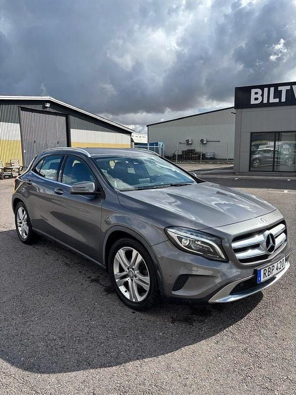 Grå Begagnad 2016 Mercedes GLA200 SUV | 174 900 kr (Bra pris) - Bild 1/4