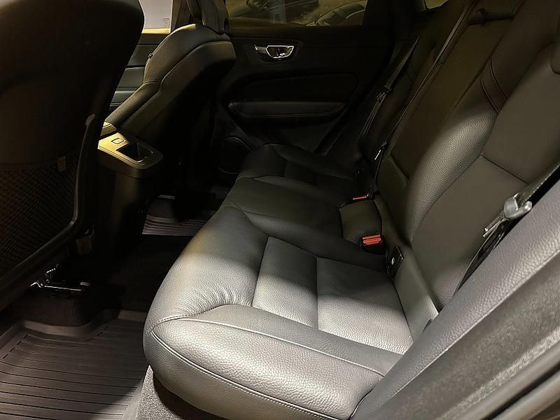 Begagnad Volvo XC60 Momentum 197 HK (144 kW) 2022 Pinegrå metallic SUV