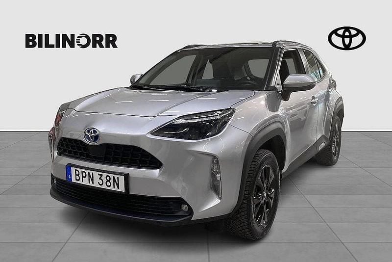 Silver Begagnad 2022 Toyota Yaris Cross Active SUV | 264 900 kr (Marknadspris) - Bild 1/3